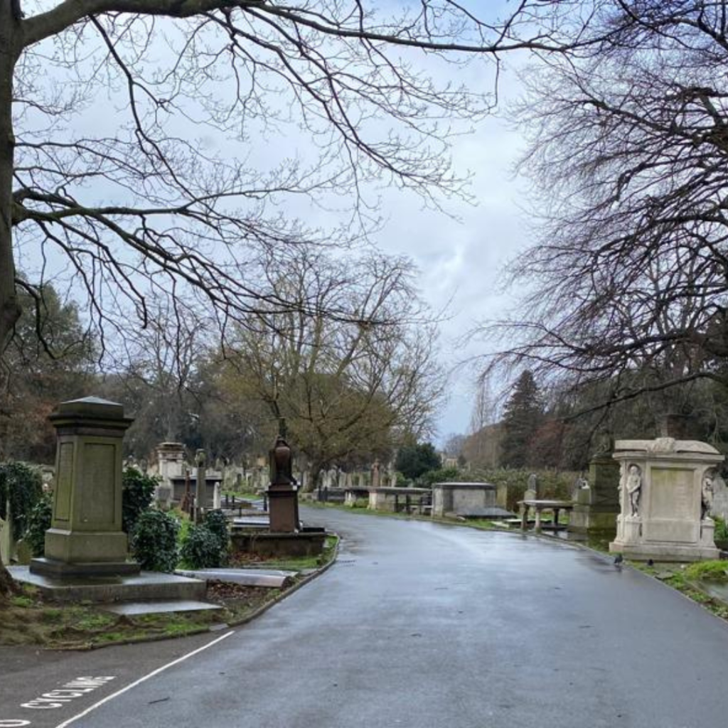 Esta es la entrada sur-este al Cementerio de Brompton (Londres)